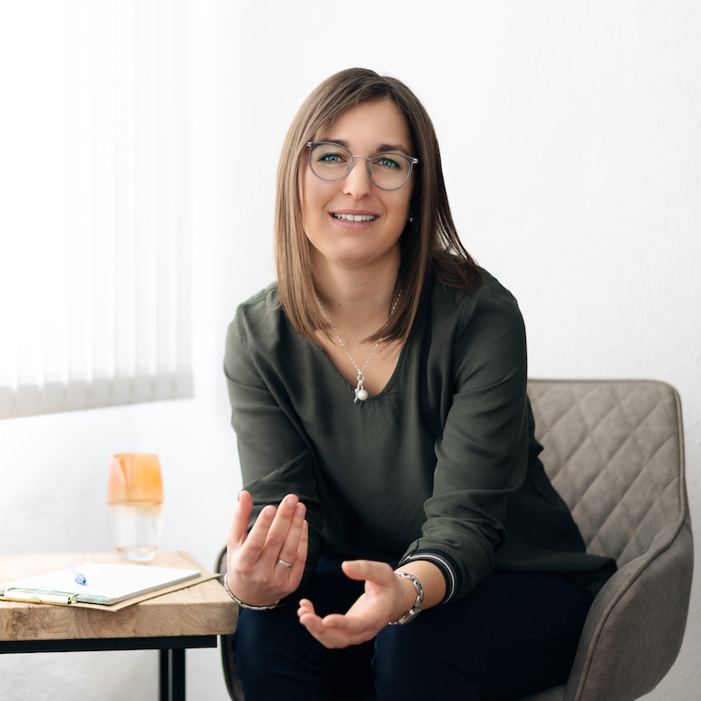 Mag. Stefanie Hayder - Psychotherapeut in Grein, Bezirk Perg im Gespräch in ihrer Psychotherapie-Praxis